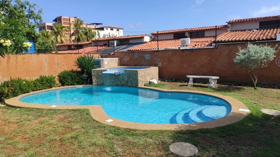 Piscina y jacuzzi - Posada Villa Taormina